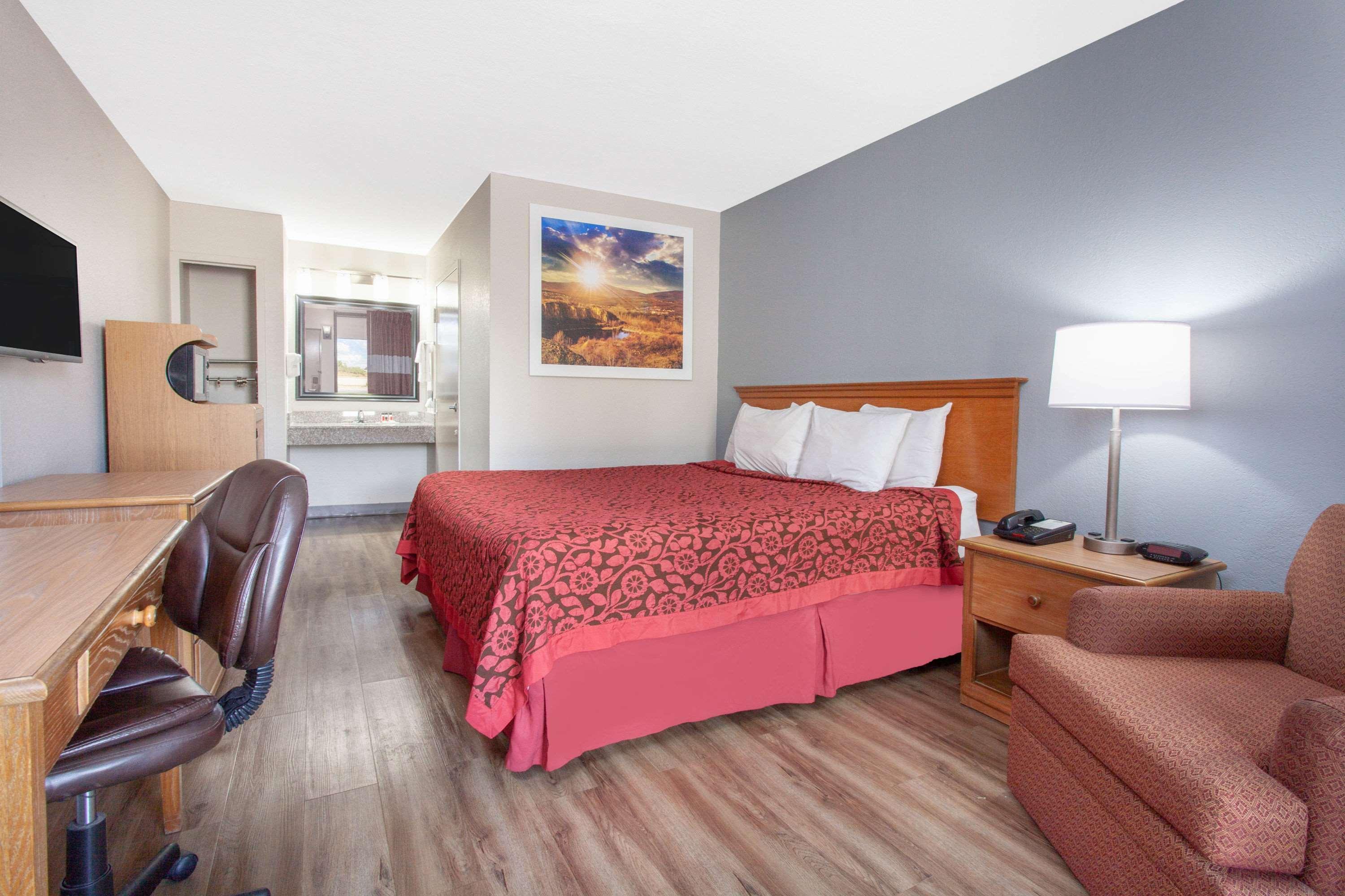 Days Inn By Wyndham Clinton - Laurens I-26 Екстериор снимка