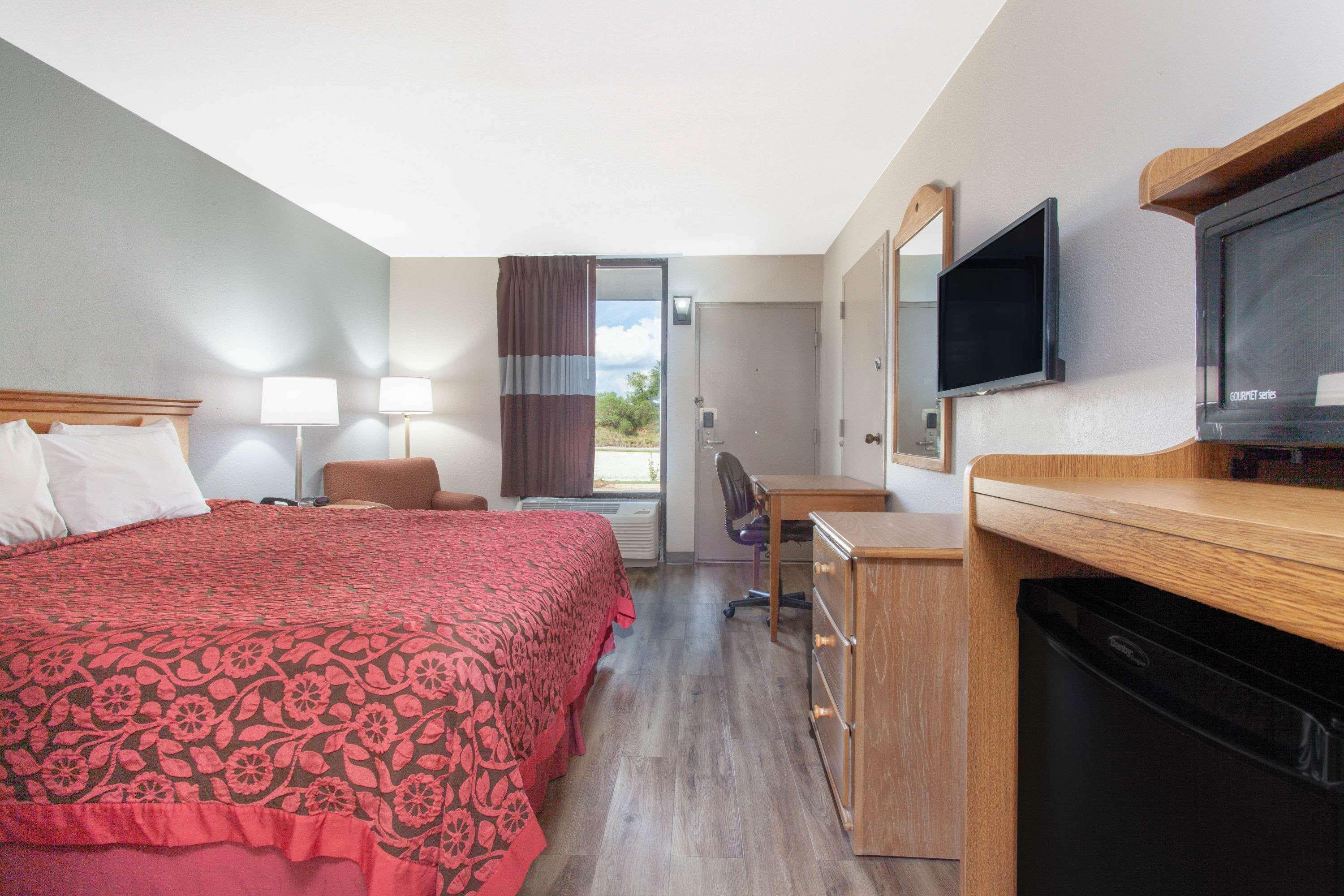 Days Inn By Wyndham Clinton - Laurens I-26 Екстериор снимка