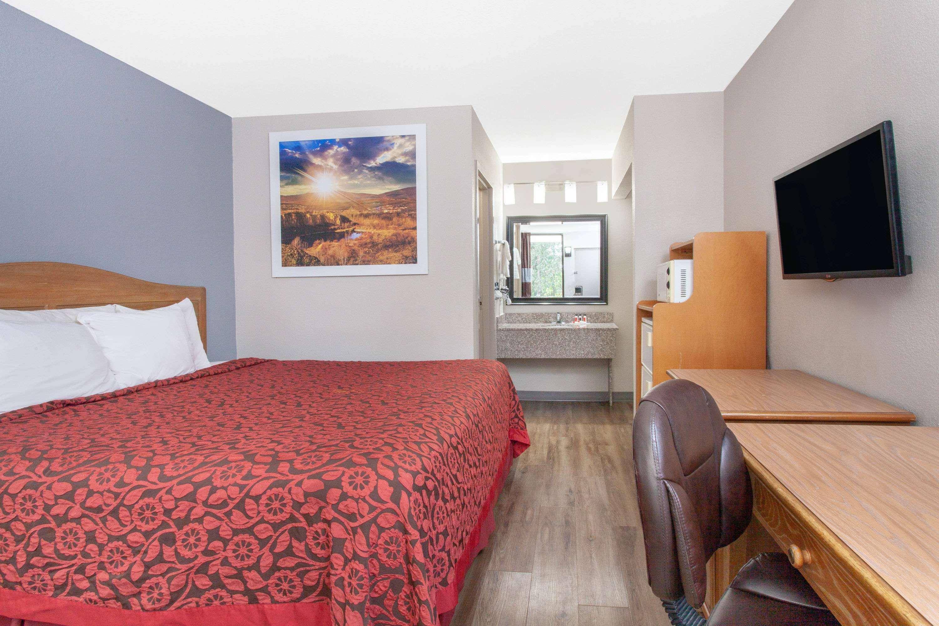 Days Inn By Wyndham Clinton - Laurens I-26 Екстериор снимка
