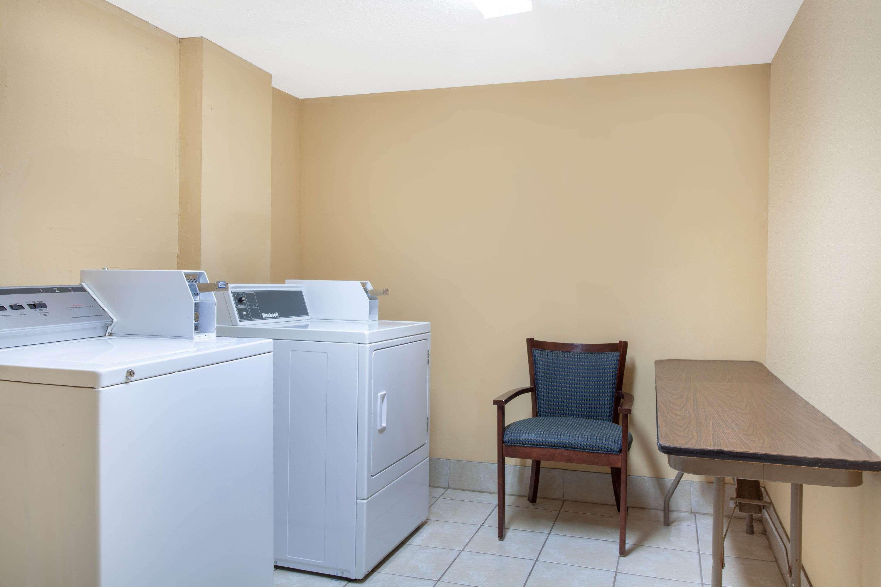 Days Inn By Wyndham Clinton - Laurens I-26 Екстериор снимка